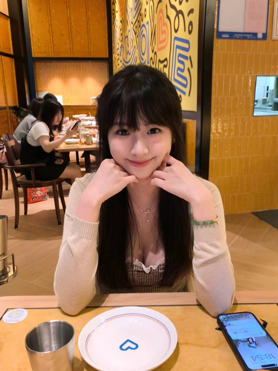 摸表妺胸她不反抗还很配合 摸表妺胸她不反抗还很配合