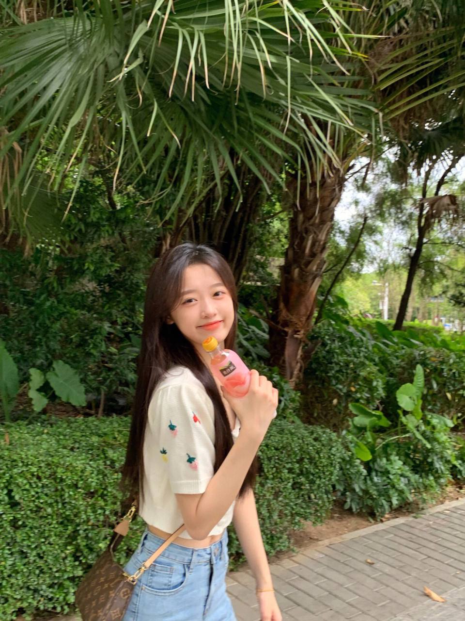 男吃女胸又摸又揉的视