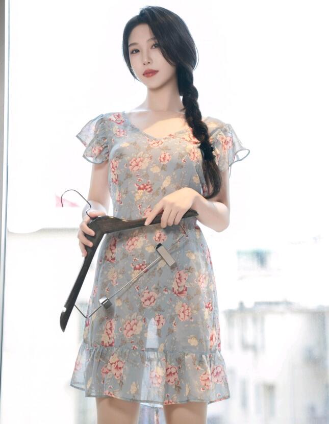 撩起老师旗袍挺进去玉足 撩起老师旗袍挺进去玉足