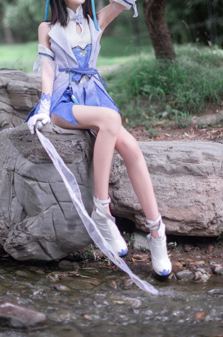 非常贴心的还增加了中文和韩文的字幕