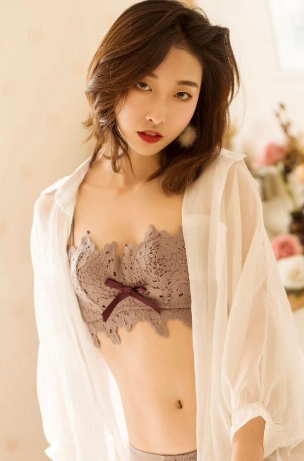 英语老师解开裙子坐我腿中间 英语老师解开裙子坐我腿中间