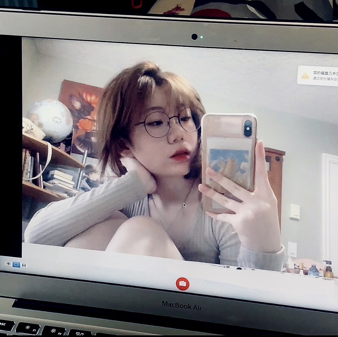 英语老师解开裙子坐我腿中间 英语老师解开裙子坐我腿中间