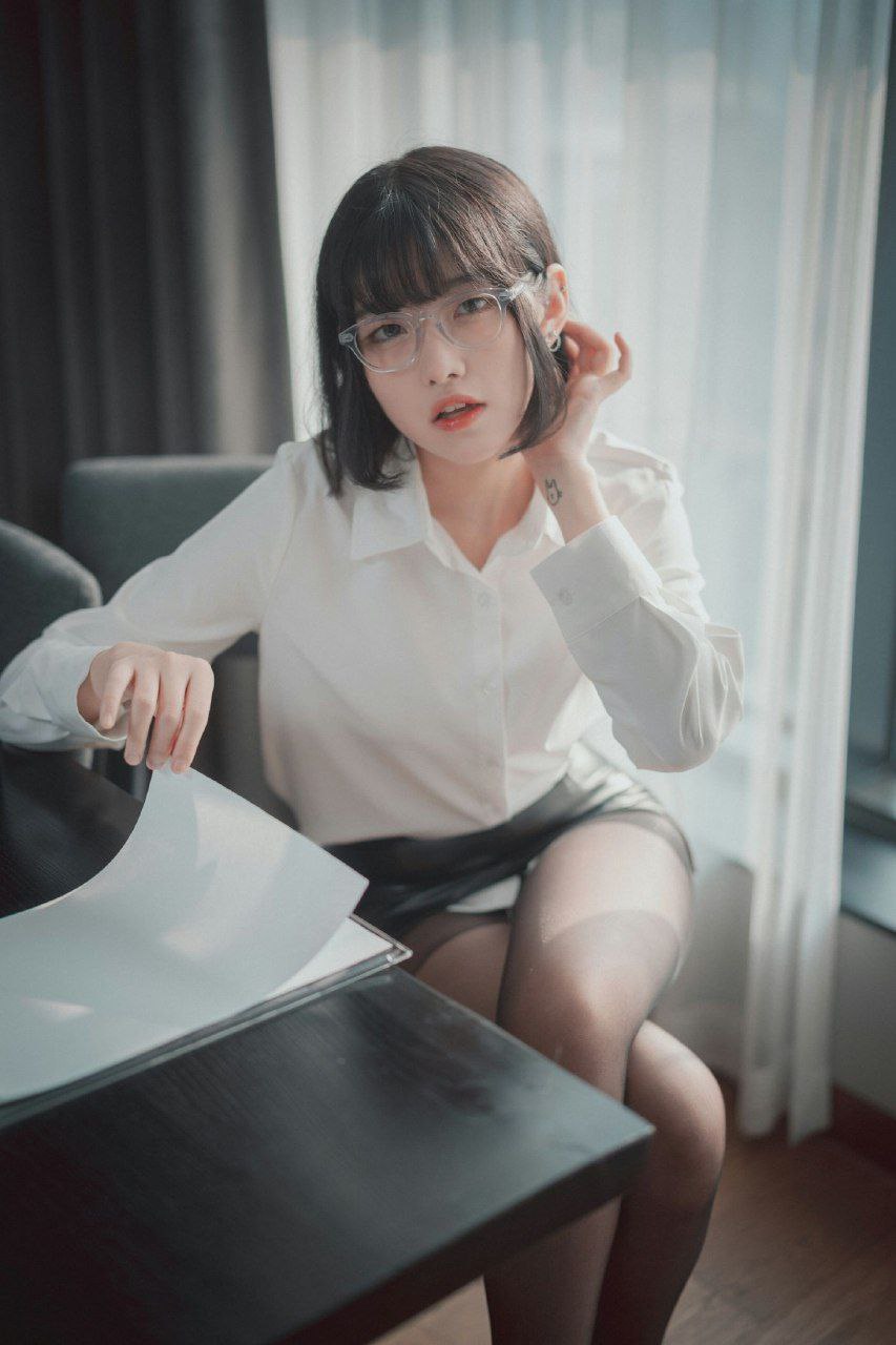 两人埋头舌尖吸她的花蜜 两人埋头舌尖吸她的花蜜