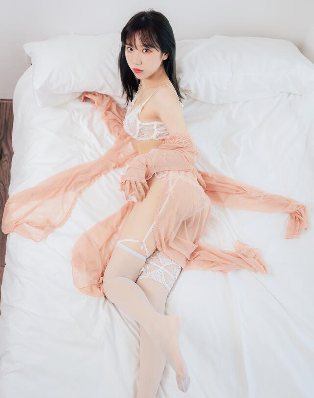 老男人把舌头伸进我下面