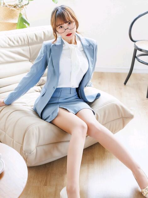 舌头伸进去里面吃小豆豆