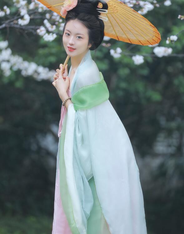 女性扒开双腿让男人猛进猛出 女性扒开双腿让男人猛进猛出