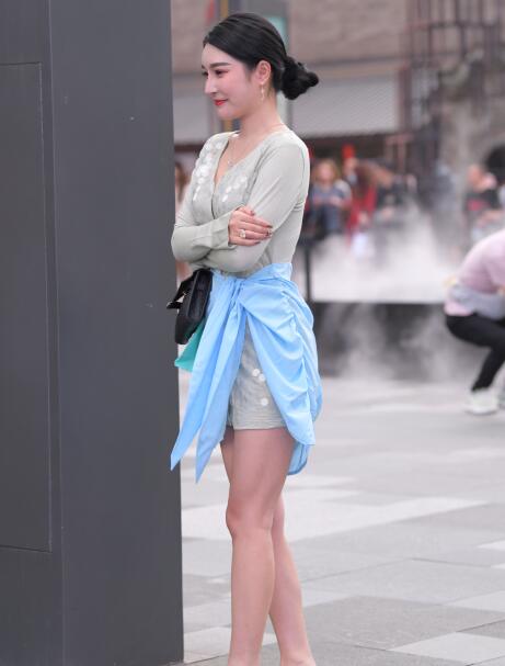 挽起裙子跨开双腿运动 挽起裙子跨开双腿运动