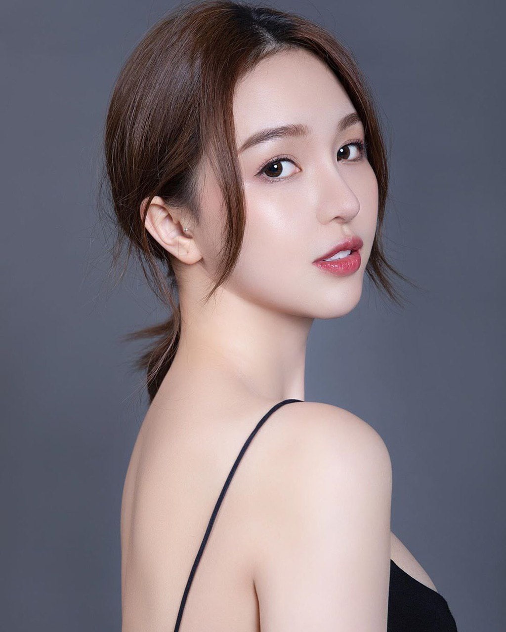 我和小表妺在车上的乱H 我和小表妺在车上的乱H