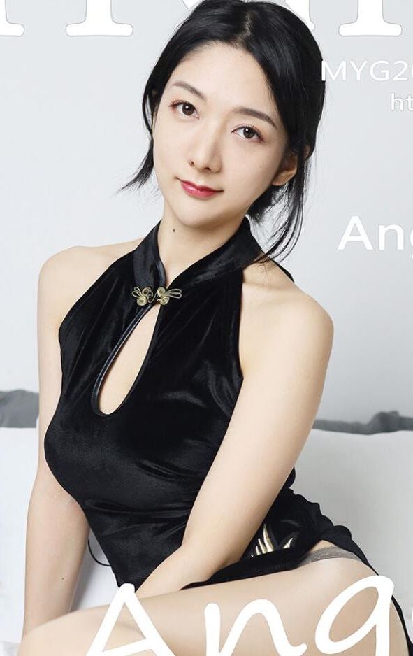 女警跪趴被按住高高撅起