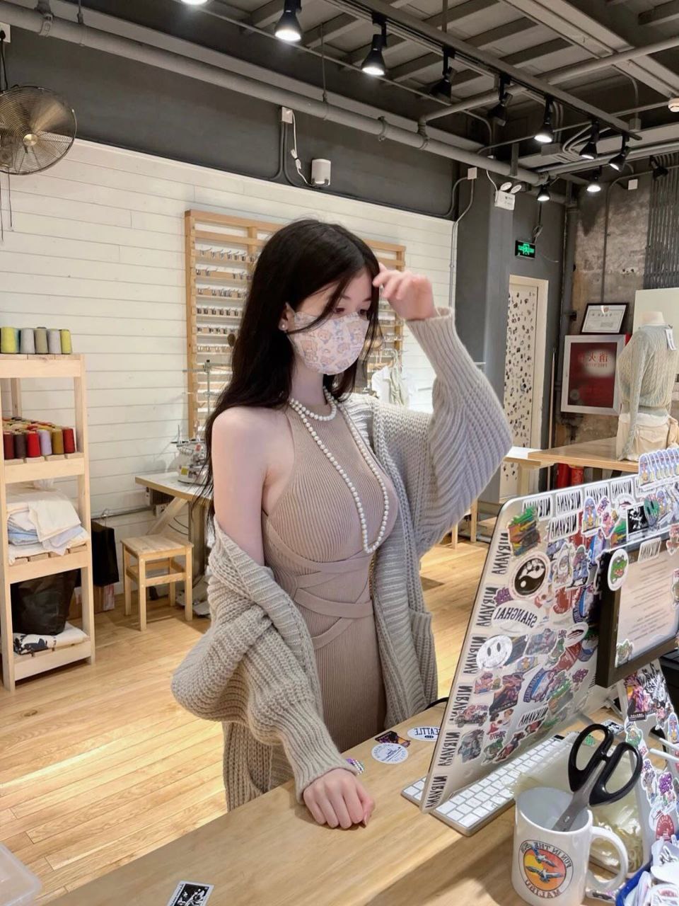 英语老师解开裙子