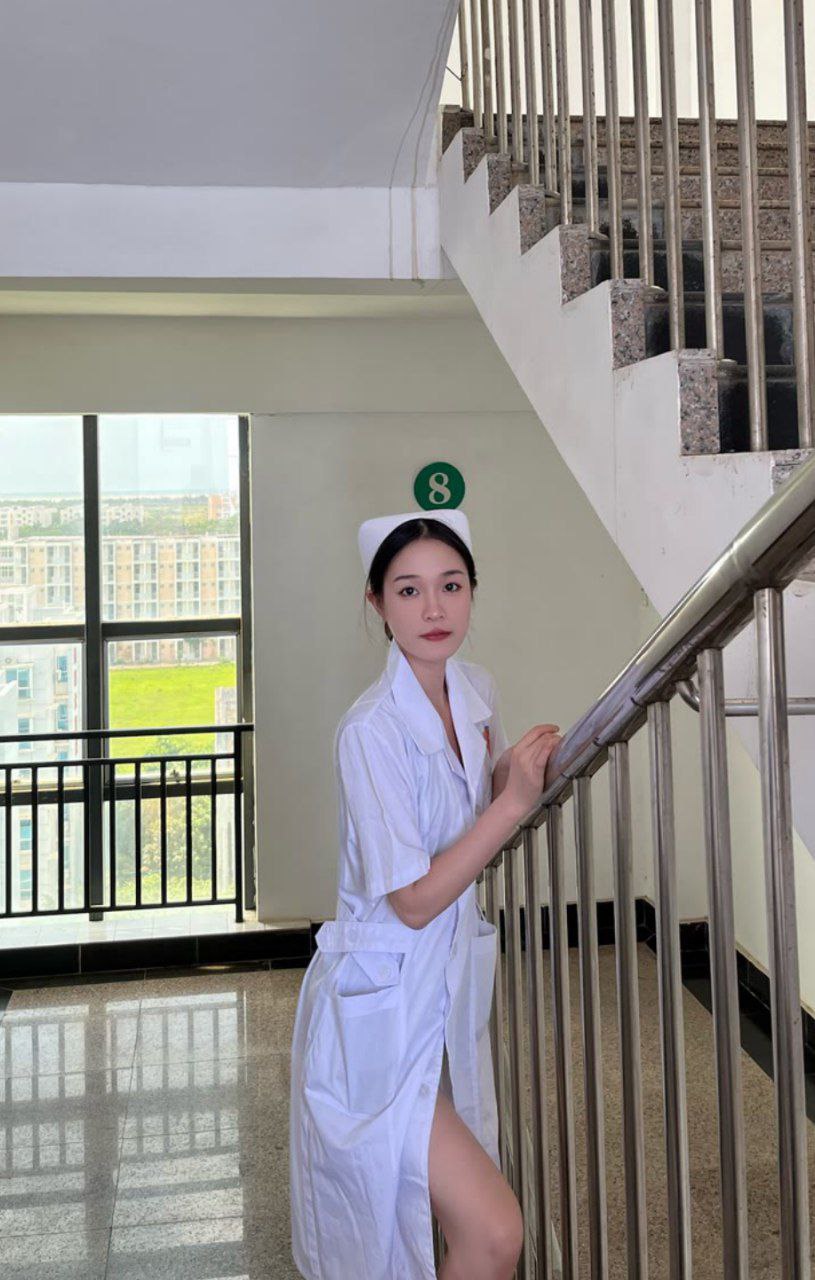 雯雯被四个男人拖进工地