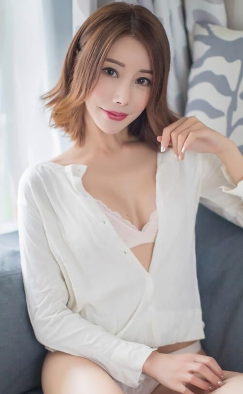 女性扒开大腿露出私密部位