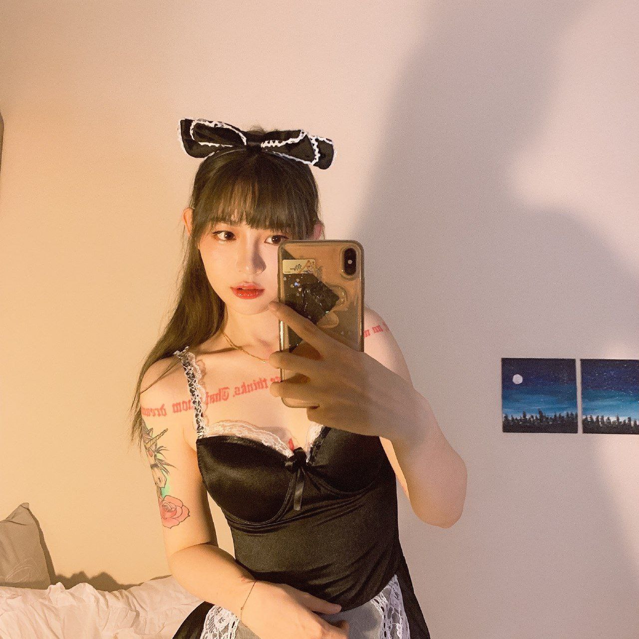 她的两片蚌肉张开白浆直流