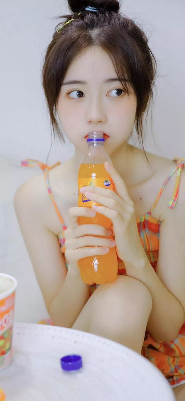 成熟美妇跪趴承受撞击